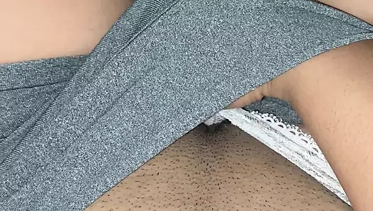 Üvey erkek kardeşimi azgın yapıyor ve ona bakire amcığımı gösteriyor