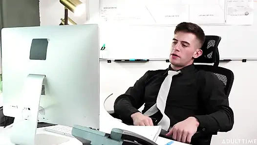 Heteroflexible - patron Jordan Starr iş yerinde sert yakalandı Trevor Brooks mastürbasyon yapıyor