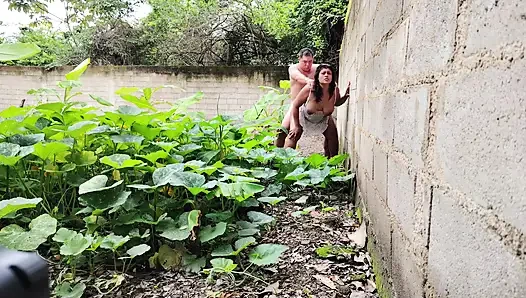 Üvey annemi açık havada amcığı dölle dolana kadar sikiyorum