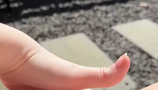 Bahçemde her yerime işiyorum