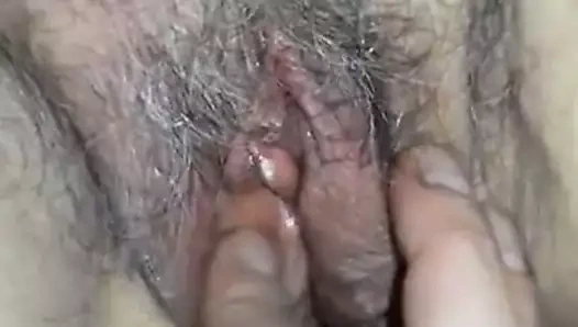 Büyükannenin sulu kedi ile oynama