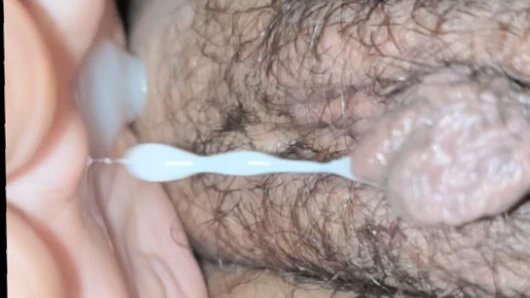 Olgun ev hanımı ve kremsi kıllı amcığı, büyük dölleme, amının içine boşalma