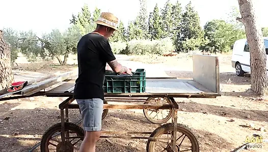 Büyük kavunlu kız karpuzların yanında sikişiyor!