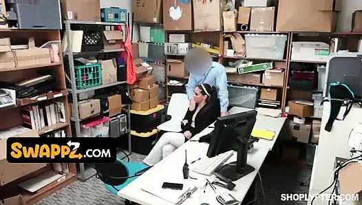 Hırsızlık yapan üvey kız Peyton Robbie ve annesi Sheena memurla bir anlaşma yapıyor