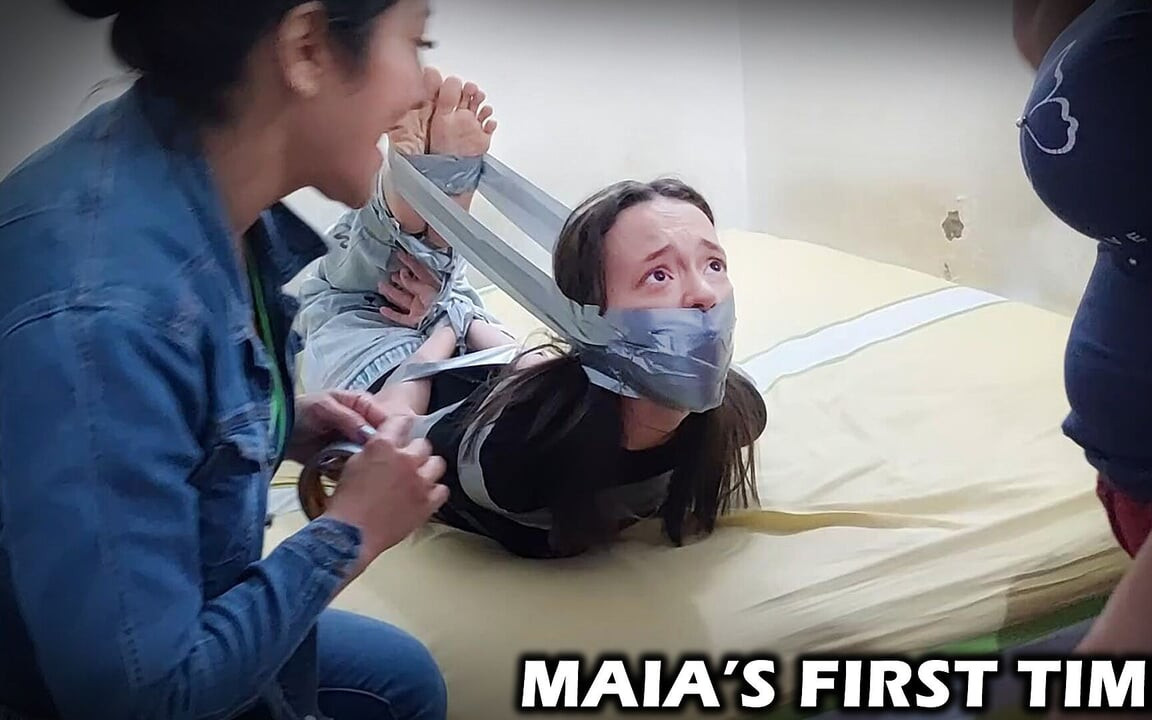 18 yaşındaki Maia'nın ilk seferi: üvey anne ve sahibe tarafından sikiliyor ve eğitiliyor