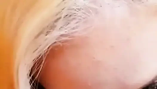 Genç kız cadılar bayramında yarak emiyor