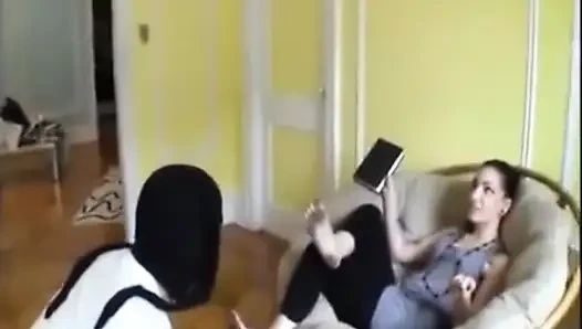 Köle sahibe Elly'nin kirli ayaklarını temizlemek zorunda