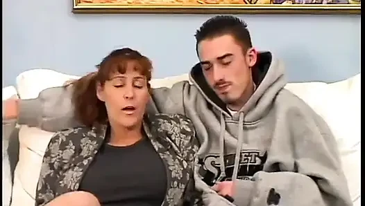 Dövmeli olgun kızıl saçlı sikiliyor