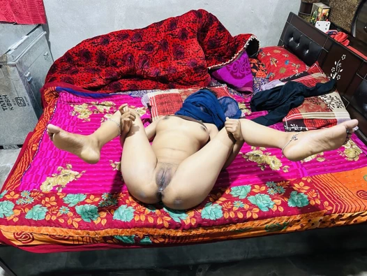 Sıkı bakire amcığı sert sikiyor