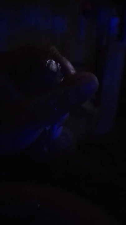 Büyük zenci yarağı yarakla mastürbasyon yapıyor ve midesine ve ağzına büyük boşalma