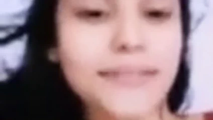 Muhteşem kız güzel göğüslerini gösteriyor