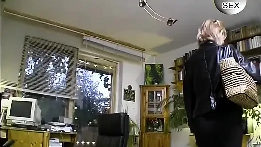 Ateşli sarışın bebek ıslak amcığı parmaklıyor ve titreyerek orgazm oluyor