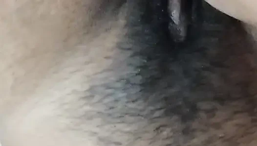 Büyük memeli kaltak kendisiyle oynuyor ve salatalık ile kendini sikiyor