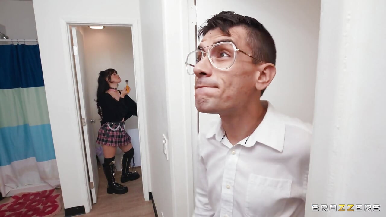 Brazzers - gotik üniversiteli kız yhivi ineği sikiyor