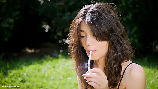 Arina açık havada 120 mm sigara içiyor
