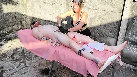 Ateşli sarışınla açık havada çıplak masaj