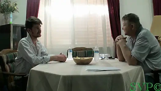 Ofisteki adam büyük memeli gilf sigara içen karımı sikiyor