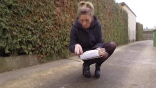 Nicole tatlılarını eziyor