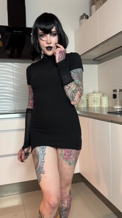 Gotik hatun memelerini azdırıyor