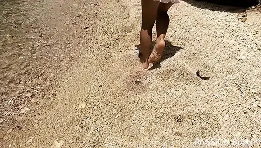 ****** plajında güzellik kendini parmaklıyor