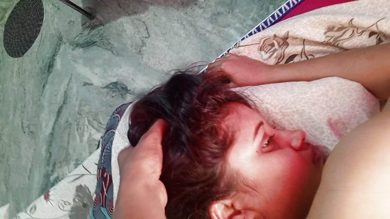 Kızın kayınbiraderi onu kalın yarağıyla sikiyor. Saçını çekti ve domaltarak sikti.