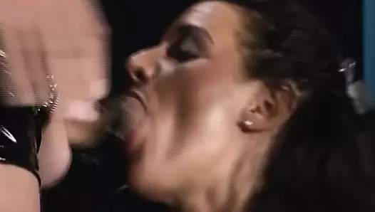 Muhteşem koyu saçlı Alman kaltak ateşli bdsm sahnesinde sikiliyor