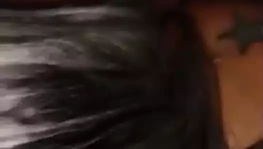 Brezilyalı kız baş veriyor ve büyük popo deliğini gösteriyor