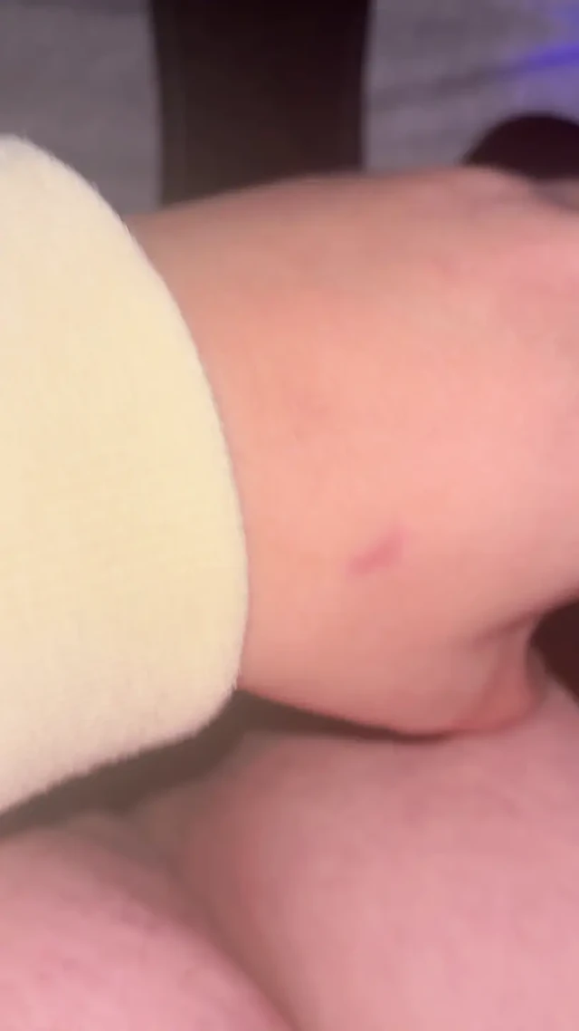 Amcığına masaj yapıyor