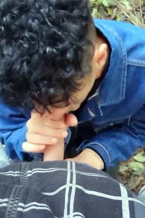 Dizlerinin üzerindeki twink yarak emiyor ve yüzüne ve ağzına boşaltıyor
