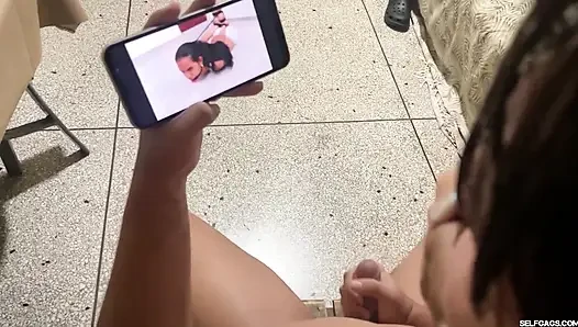 Bağlı erkek arkadaş bağlı kızın boğuşmalarını izlerken mahvoluyor