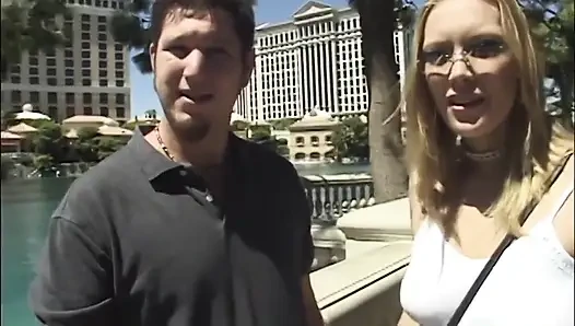 Крошка-блондинка трахает пальцами до оргазма в бурном гостиничном трахе