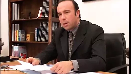 Ateşli memeli kızıl saçlı olgun hatun ofiste ateşli sikişiyor