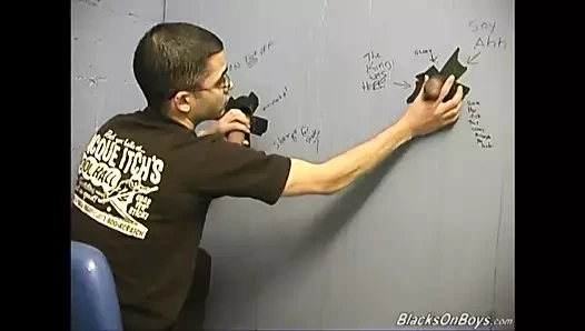 Beyaz adam siyah musluklar at gloryhole emme