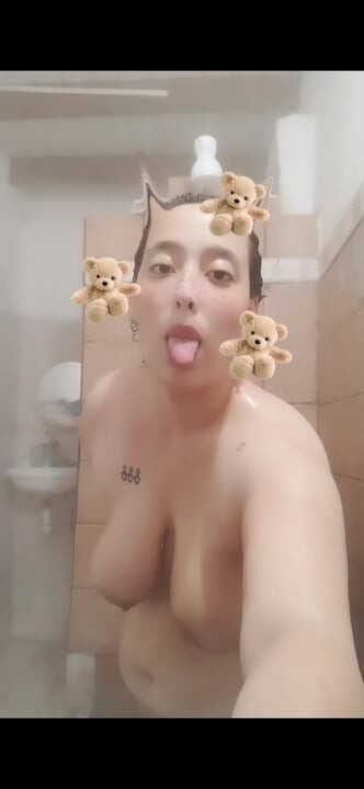 Tombul bir kız bu soğukta banyo yapıyor