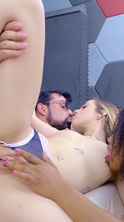 Güzel ırklararası sikiş! Ben eğlenirken esmer erkek arkadaşım için kıçını serbest bırakmaya geldi | Klip 1