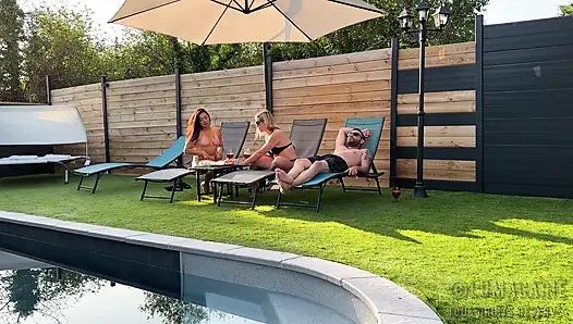 Marie ve Lucas Lumacarie, havuz kenarında Adelie ile takılıyor