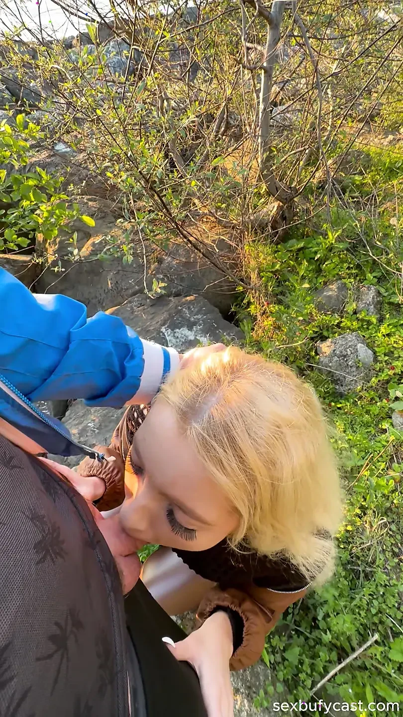 Genç seksi Rus genç kız plajda sakso çekiyor sonra sert anal seks yapıyor ve tam döl yutuyor