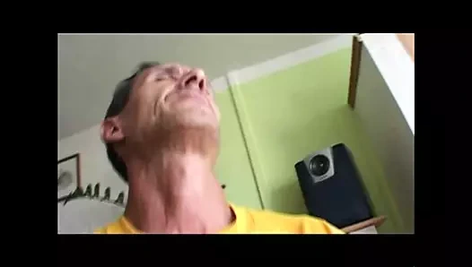 Üvey babam bir domuz ama hoşuma gidiyor!