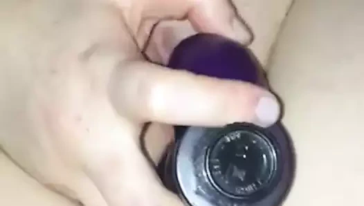 Vibratörle yüksek sesle inleyerek kendini sikiyor