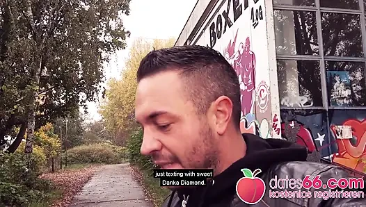 Halka açık bakış açısı! Güzel büyük kahverengi gözlü orta yaşlı seksi kadın Danka Diamond açık havada sikiliyor!