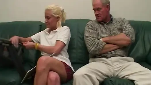 Yeşil kanepede olgun sarışın müstehcen sert sikiliyor