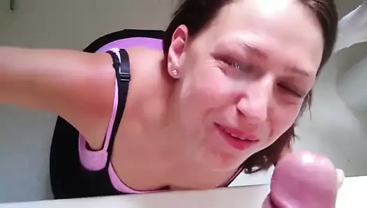 Şirin kız arkadaşı gözünün önünden ateş ediyor