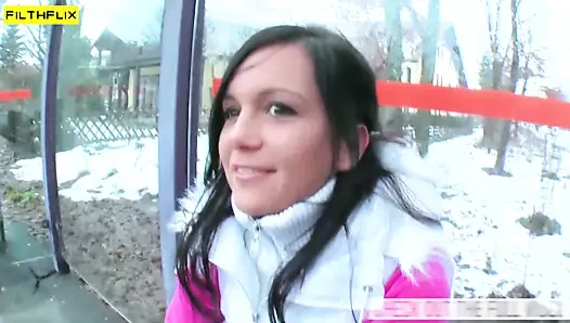 Esmer sürtük için yapay penis ve işemek eylem