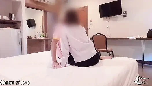Tayland'da bir otelde güzel bir kadın ve genç bir adam.