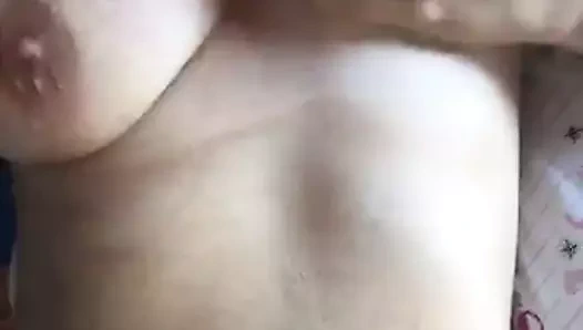 Novinha enfiando escova na bucetinha e cuzinho