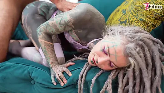 Alt pornstar röportaj yapıyor ve tutkuyla sikiliyor