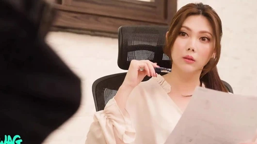 Çarpıcı Japon ateşli kız sert sikiliyor