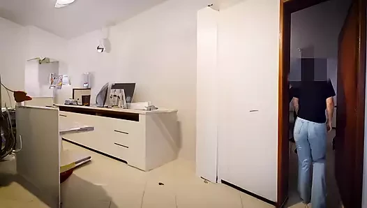 Patronun evindeki toplantı oral seksle bitiyor.
