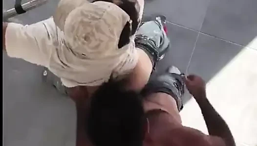 Una scopata tra muratori stranieri