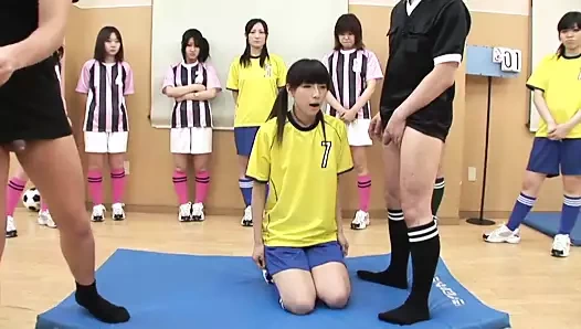 Seksi genç takım için iki horoz emme dizlerinin üzerinde